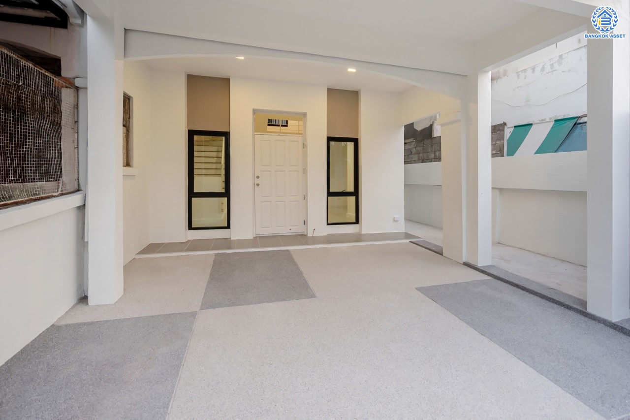 ทาวน์เฮ้าส์มือสองนนทบุรี ม.สรานนท์ ติวานนท์-ปากเกร็ด ทาวน์เฮ้าส์ 3ชั้นครึ่ง หลังมุม เนื้อที่ 26 ตร.ว. ฟังก์ชัน 4 ห้องนอน 3 ห้องน้ำ จอดรถได้ 1 คัน พร้อม Living Room กว้างขวาง บนทำเลติดถนนติวานนท์ ใกล้เซ็นทรัลแจ้งวัฒนะ รถไฟฟ้าสายสีชมพู "สถานีปากเกร็ด" และทางด่วน "ศรีรัช"...